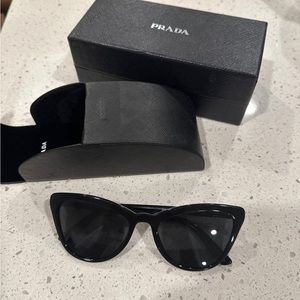 prada sunglass
